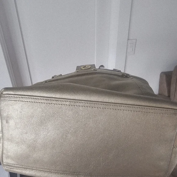 Coach Lily Legacy, Gold Metalic With Turnlock. - Picture 16 of 16